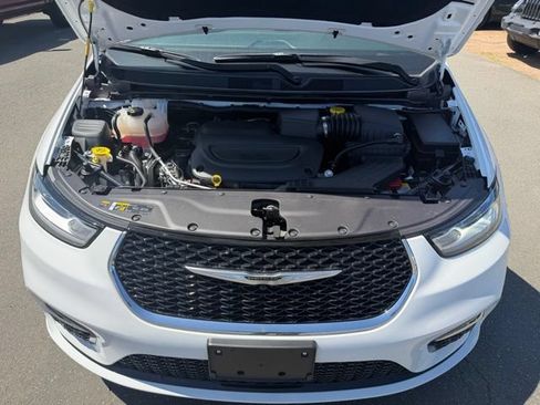 Certified 2025 Chrysler Pacifica Select FWD image 30