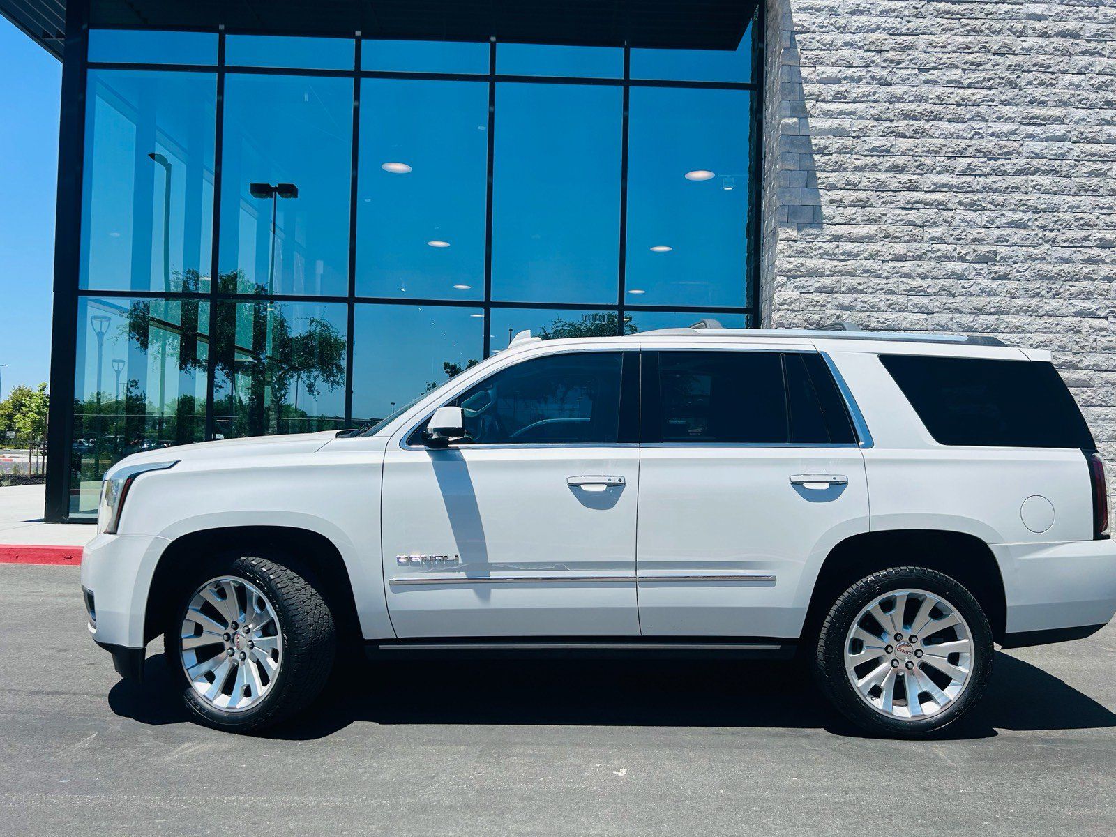 Used 2016 GMC Yukon Denali w/ Open Road Package AWD/4WD image 2