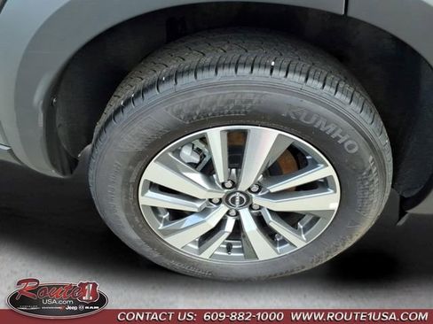 Used 2025 Nissan Pathfinder SL FWD image 19