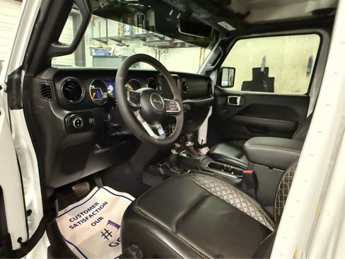 Used 2023 Jeep Gladiator Overland image 10