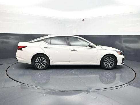 Used 2025 Nissan Altima 2.5 SV FWD image 10
