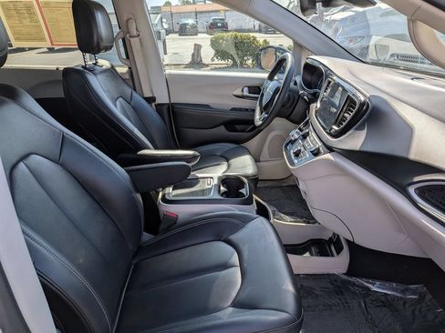 Used 2024 Chrysler Pacifica Touring-L FWD image 28