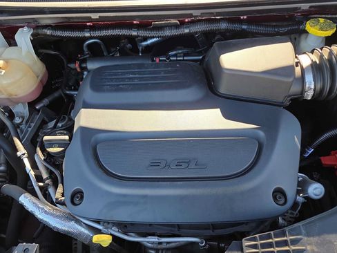 Used 2020 Chrysler Pacifica Touring-L w/ Tire & Wheel Group FWD image 17