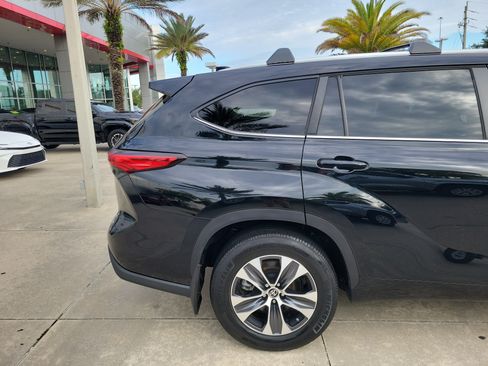 Used 2023 Toyota Highlander XLE FWD image 6