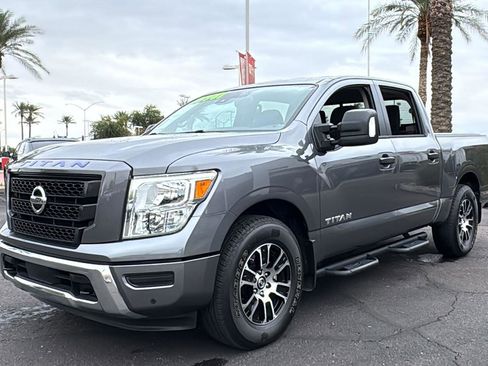Used 2022 Nissan Titan SV w/ SV Convenience Package image 3