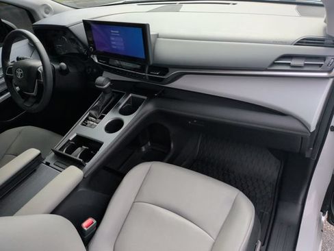 Used 2025 Toyota Sienna XLE w/ XLE Plus Package FWD image 18