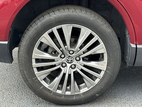 Used 2021 Toyota Venza XLE image 13