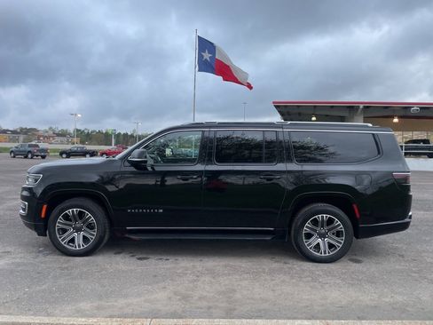 Used 2024 Jeep Wagoneer L Series II w/ Flexible Seating Group image 4