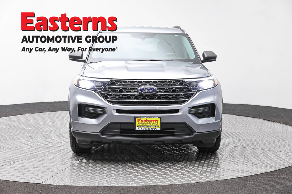 Used 2023 Ford Explorer XLT AWD/4WD image 3