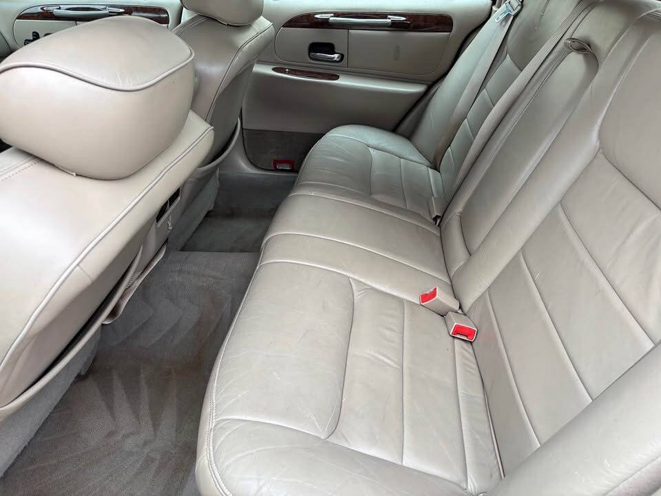 Used 2001 Lincoln Town Car Signature RWD image 4