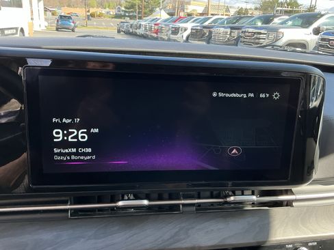 Used 2024 Kia Carnival EX FWD image 21