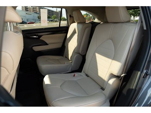 Used 2025 Toyota Highlander XLE FWD image 13