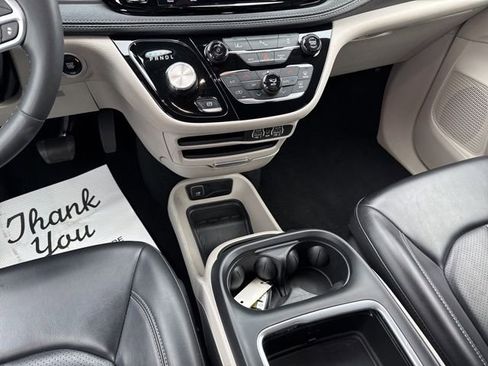 Used 2023 Chrysler Pacifica Touring-L image 25