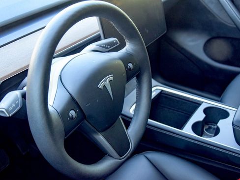 Used 2024 Tesla Model Y Long Range AWD/4WD image 21