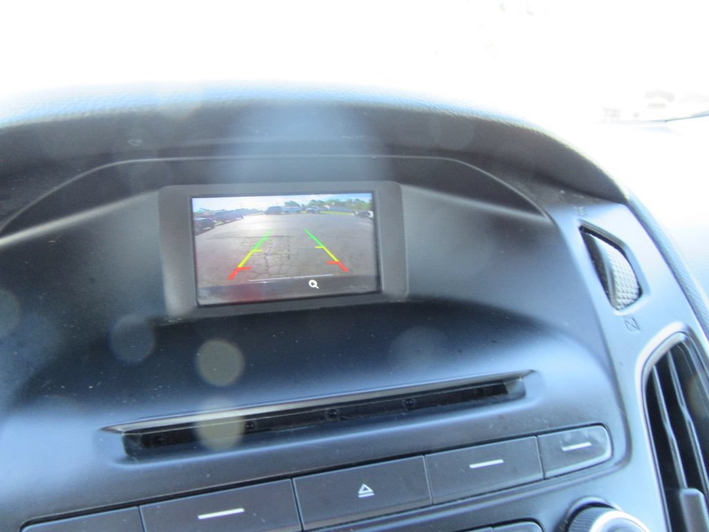 Used 2015 Ford Focus SE w/ SE Cold Weather Package FWD image 17