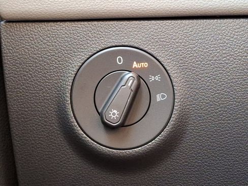 Certified 2024 Volkswagen Taos SE image 28