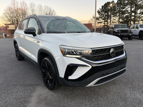 Used 2024 Volkswagen Taos SE image 3