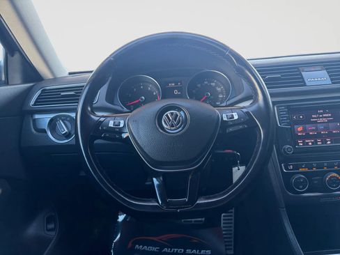 Used 2018 Volkswagen Passat 2.0T R-Line FWD image 28