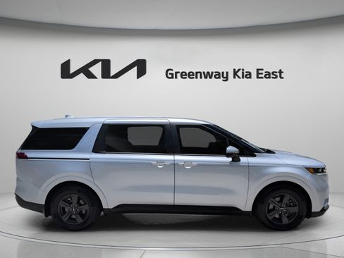 Certified 2023 Kia Carnival LX FWD image 4