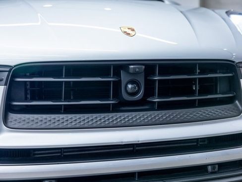 Certified 2025 Porsche Macan image 17