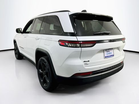 Used 2023 Jeep Grand Cherokee Altitude AWD/4WD image 7