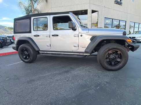 Used 2018 Jeep Wrangler Unlimited Sport AWD/4WD image 8