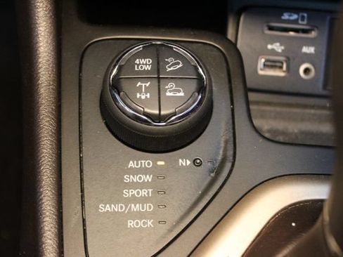 Used 2018 Jeep Cherokee Trailhawk AWD/4WD image 28