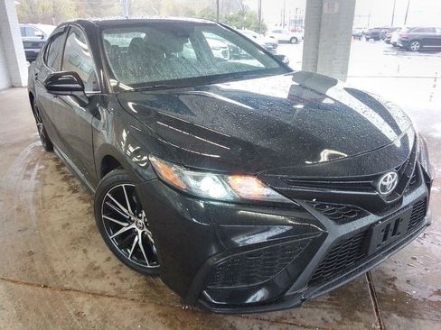 Used 2021 Toyota Camry SE image 2