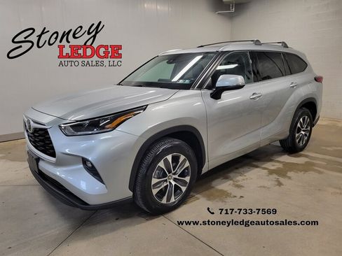 Used 2021 Toyota Highlander XLE AWD/4WD image 1