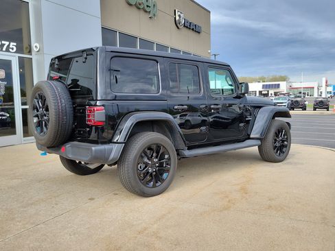 Used 2022 Jeep Wrangler Unlimited Sahara w/ Cold Weather Group AWD/4WD image 4