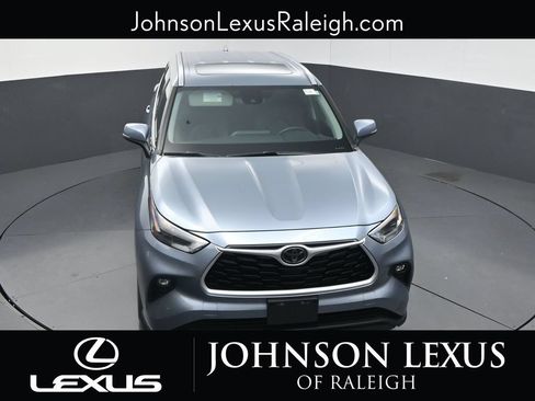 Used 2021 Toyota Highlander XLE AWD/4WD image 24