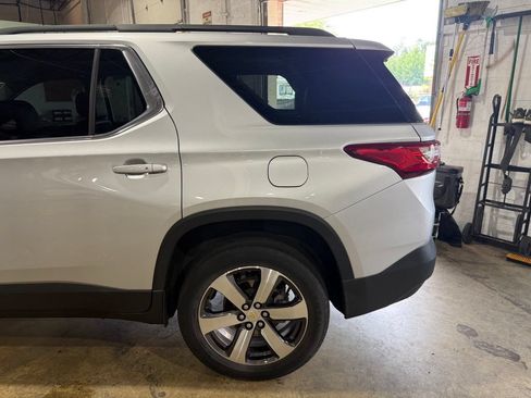 Used 2021 Chevrolet Traverse LT w/ LT Premium Package AWD/4WD image 8