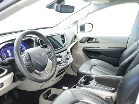 Certified 2023 Chrysler Pacifica Touring-L FWD image 26