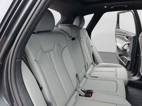 Used 2024 Audi Q5 e Prestige w/ Prestige Package AWD/4WD image 33
