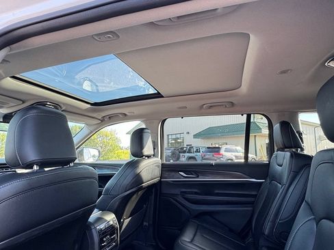 Used 2023 Jeep Grand Cherokee L Limited w/ Luxury Tech Group II AWD/4WD image 15