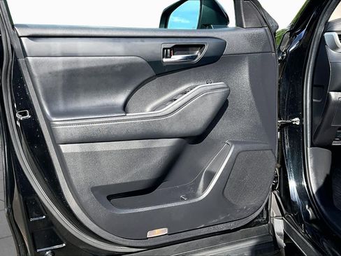 Used 2023 Toyota Highlander XLE AWD/4WD image 21