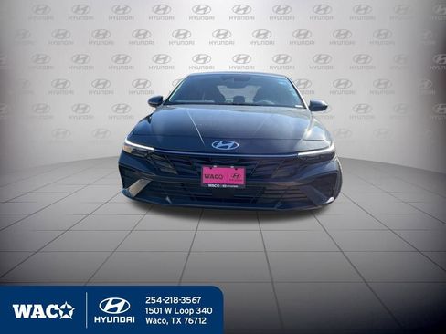Used 2025 Hyundai Elantra SEL image 2