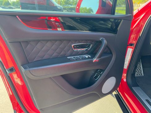 Used 2019 Bentley Bentayga image 9