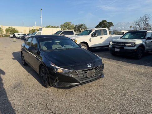 Used 2023 Hyundai Elantra SEL image 2