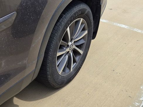 Used 2019 Toyota Highlander XLE AWD/4WD image 10