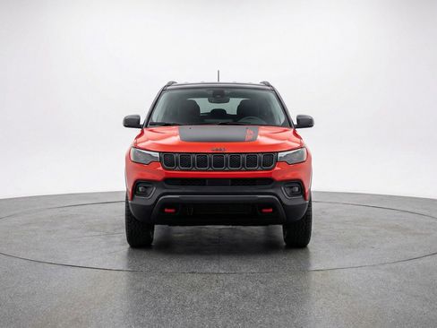 Used 2025 Jeep Compass Trailhawk image 2