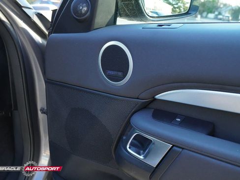 Used 2020 Land Rover Discovery Landmark image 30