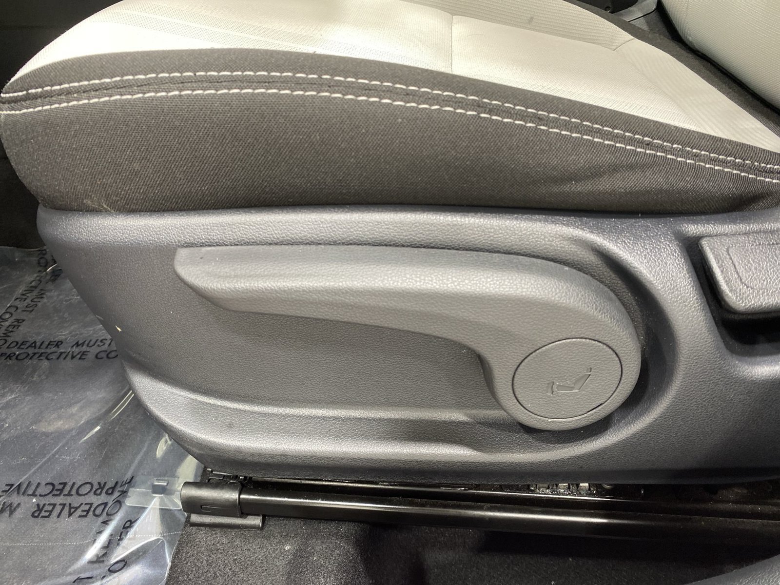 Used 2025 Hyundai Venue SEL FWD image 12
