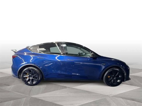 Used 2022 Tesla Model Y Long Range image 9