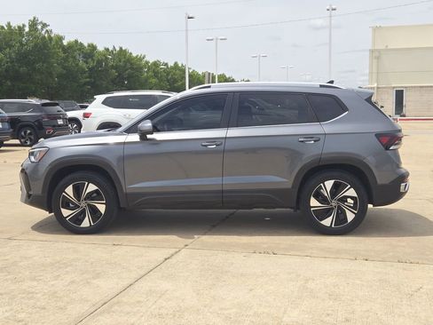 Used 2025 Volkswagen Taos SE AWD/4WD image 4