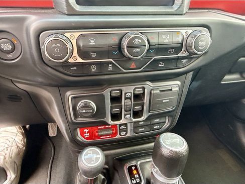Used 2023 Jeep Wrangler Unlimited Rubicon AWD/4WD image 17