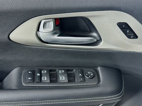 Used 2024 Chrysler Pacifica Limited w/ S Appearance Package image 21