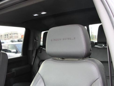 Used 2022 GMC Sierra 2500 Denali w/ Denali Black Diamond Edition AWD/4WD image 19