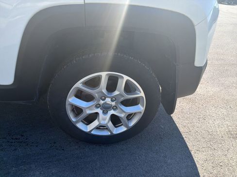 Used 2017 Jeep Renegade Latitude image 7