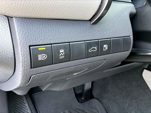 Certified 2018 Toyota Camry XLE FWD image 32